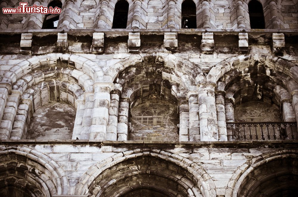Immagine Particolare della chiesa di San Vincenzo nel centro di Bagneres-de-Bigorre (Francia).