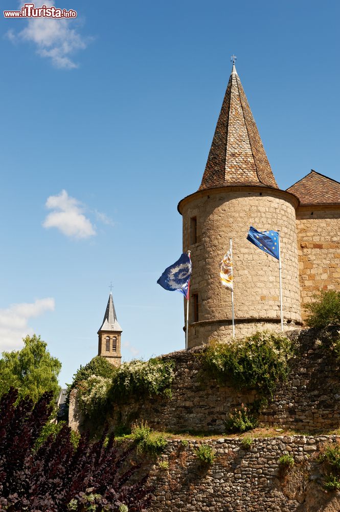 Immagine Particolare della chiesa e del castello di Florac, Francia. Le due belle guglie dell'antica fortezza medievale e del principale edificio religioso che sorgono nel centro della città incastonata tra i Grandi Altopiani, le Cevenne e il monte Lozère.