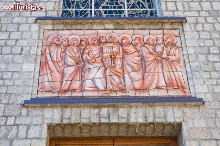 Immagine Particolare della Chiesa Madre di Satriano di Lucania, Basilicata. Completamente ricostruita attorno al 1950, si presenta con un soffitto a ventaglio ed è affiancata dalla torre campanaria - © Mi.Ti. / Shutterstock.com