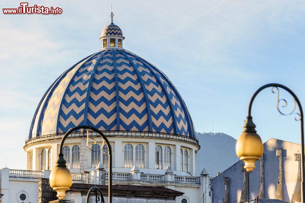 Immagine Particolare della cupola della cattedrale a San Salvador, El Salvador, Centro America. Principale luogo di culto cattolico della città, la cattedrale del Santissimo Salvatore venne visitata due volte da Papa Giovanni Paolo II° che pregò anche davanti alla tomba di Oscar Romero, martire cristiano assassinato nel 1980.