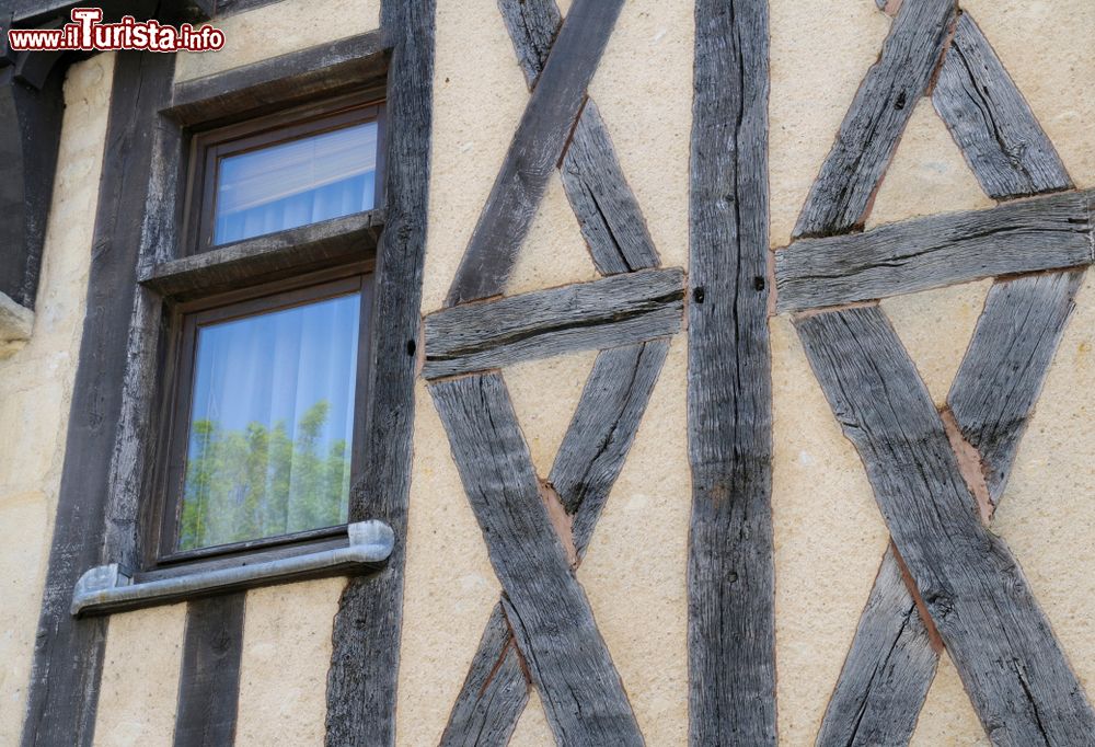 Immagine Particolare della decorazione a graticcio in una casa medievale di Nevers, Francia.