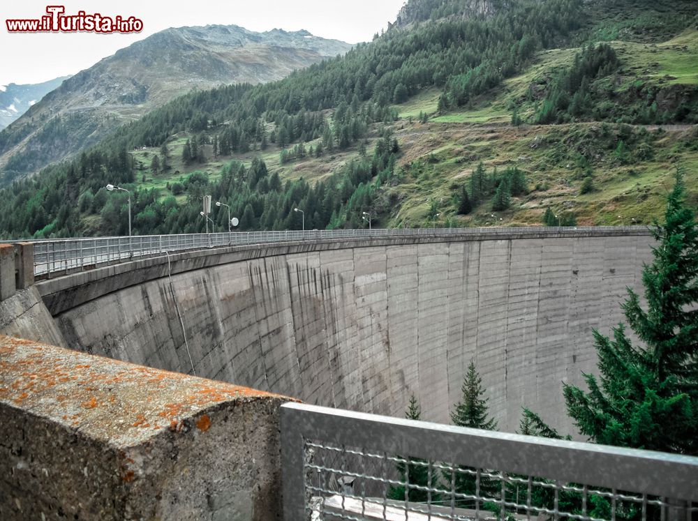 Immagine Particolare della diga di Beauregard in Valgrisenche, Valle d'Aosta. Problemi di stabilità del terreno lungo le sponde del lago hanno portato a riempire l'invaso solo per un decimo della sua reale capacità.