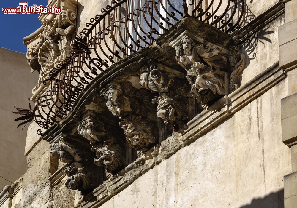 Immagine Particolare della facciata barocca di Palazzo Cosentini a Ragusa Ibla, Sicilia, Italia. Uno dei tre balconi dell'edificio celebri per la ricca decorazione delle mensole con figure dai volti grotteschi.