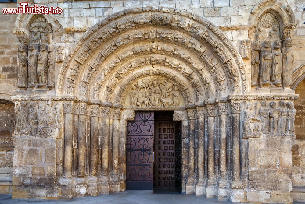 Immagine Particolare della facciata decorata nella chiesa di San Michele a Estella, Spagna.