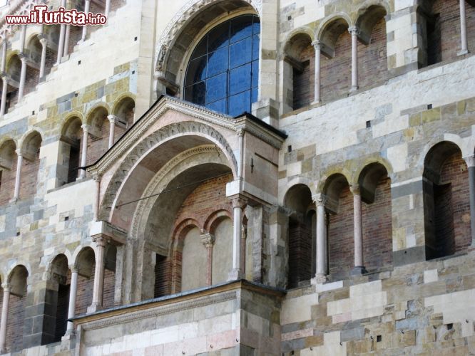 Immagine Un particolare della facciata del Duomo di Parma: culla di arte, spiritualità e storia - il Duomo di Parma, ovvero la splendida cattedrale di Santa Maria Assunta, si erge maestoso nella piazza ad esso dedicato, una piazza che racchiude in sè secoli di storia della città, la bellissima Piazza Duomo. Edificata nel 1074, questa imponente cattedrale, fulgido esempio di arte romanica, è l'edificio più antico del complesso della piazza e cela al suo interno dei veri e propri tesori dell'arte italiana non solo romanica, ma anche rinascimentale e barocca, grazie ai meravigliosi affreschi del Correggio e ai bassorilievi di Benedetto Antelami. - © inavanhateren / Shutterstock.com