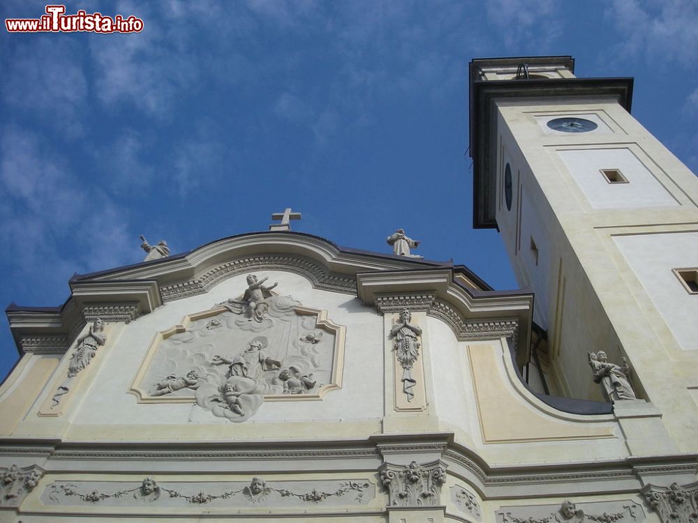 Immagine Particolare della facciata della Chiesa di San Lorenzo Martire a Lazzate in Lombardia - © Riccardo Pesce - CC BY 3.0, Wikipedia