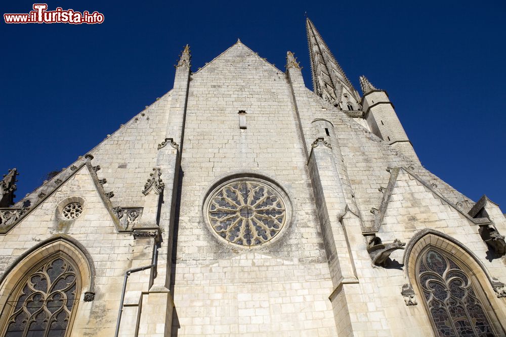 Immagine Particolare della facciata della chiesa gotica di Notre Dame a Niort, Francia. Da notare le decorazioni della due vetrate laterali e il bel rosone centrale.