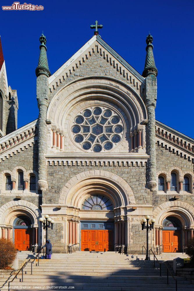 Immagine Particolare della facciata della St. Francis Xavier Catholic Church a Philadelphia (Pennsylvania), USA. La costruzione della chiesa risale al 1839 - © Sophie James / Shutterstock.com