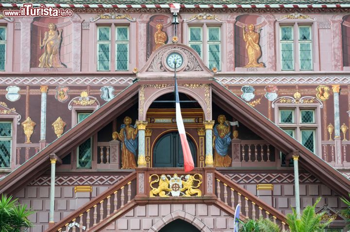 Immagine Particolare della facciata di un palazzo storico nel centro di Mulhouse, Francia - © 46905241 / Shutterstock.com