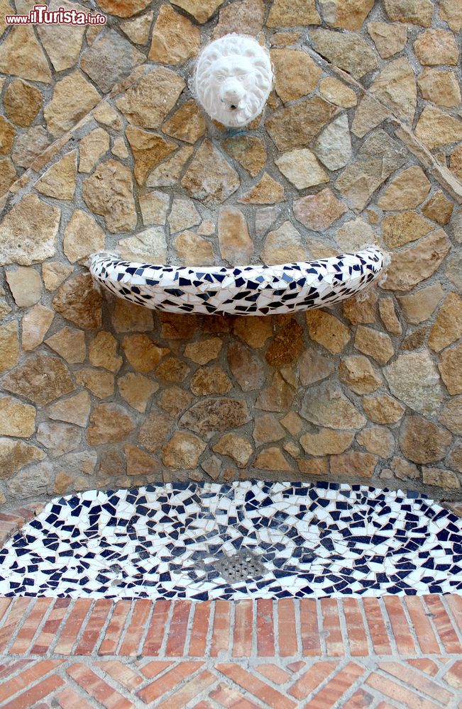 Immagine Particolare della fontana in Plaza del Mosquit a Calpe, Costa Blanca, Spagna.