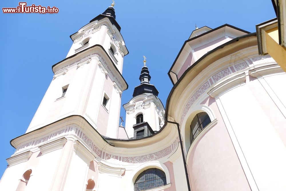 Immagine Particolare della Holy Cross Church (Heiligenkreuzkirche) a Villach, Austria. Questa bella chiesa austriaca è anche un luogo di pellegrinaggio.