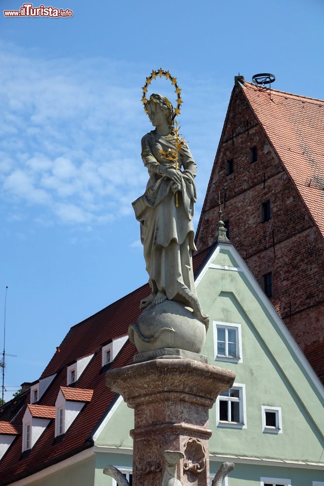 Immagine Particolare della Marienbrunnen in centro a Landsberg am Lech, Germania. Realizzata nel Settecento, questa splendida fontana monumentale a vasca singola poligonale è circondata da piccolo aiuole.