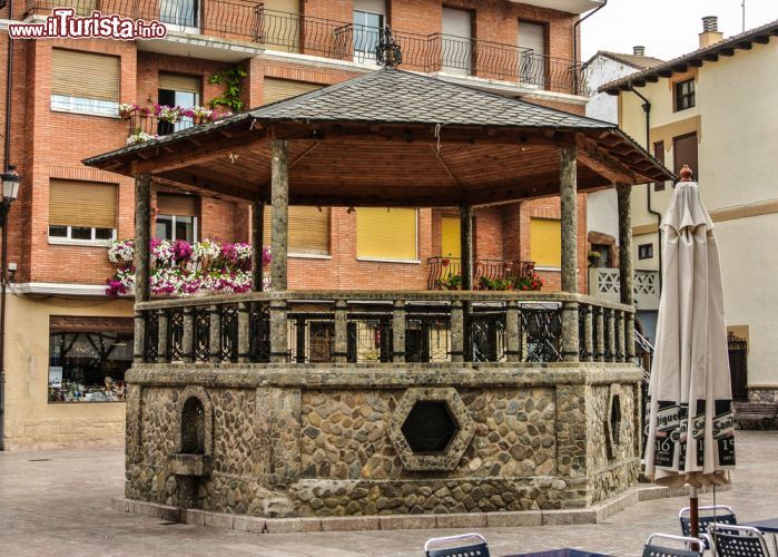 Immagine Particolare della piazza di Ezcaray, Spagna - Nonostante sia una cittadina dall'atmosfera discreta, Ezcaray ospita alcuni edifici e monumenti di grande bellezza fra cui quello che si può ammirare nella piazzetta principale del paese. Siamo nella valle del fiume Oja, nel nord della Spagna © Ander Dylan / Shutterstock.com