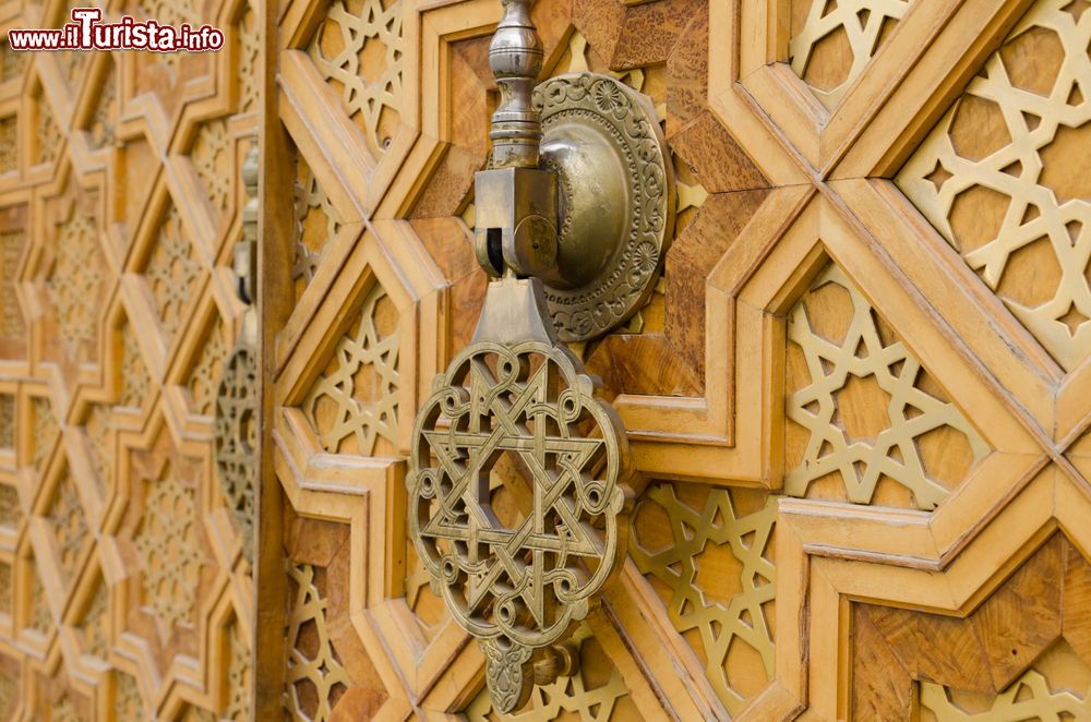 Immagine Particolare della porta d'ingresso alla Gypjak Mosque nei pressi di Ashgabat, Turkmenistan. Si tratta della più grande moschea dell'Asia Centrale. Inaugurata ufficialmente nel 2004, vanta la più grande cupola di moschea al mondo.