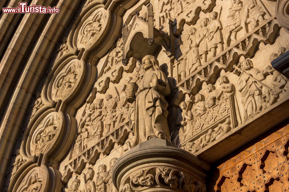 Immagine Particolare della porta in pietra scolpita nella cattedrale di Linkoping, Svezia.