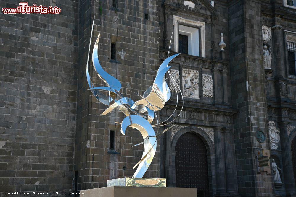 Immagine Particolare della Scultura degli Angeli della Cattedrale di Puebla, Messico. Realizzata in acciaio inossidabile, è opera di Leonardo Nierman. - © Eleni Mavrandoni / Shutterstock.com
