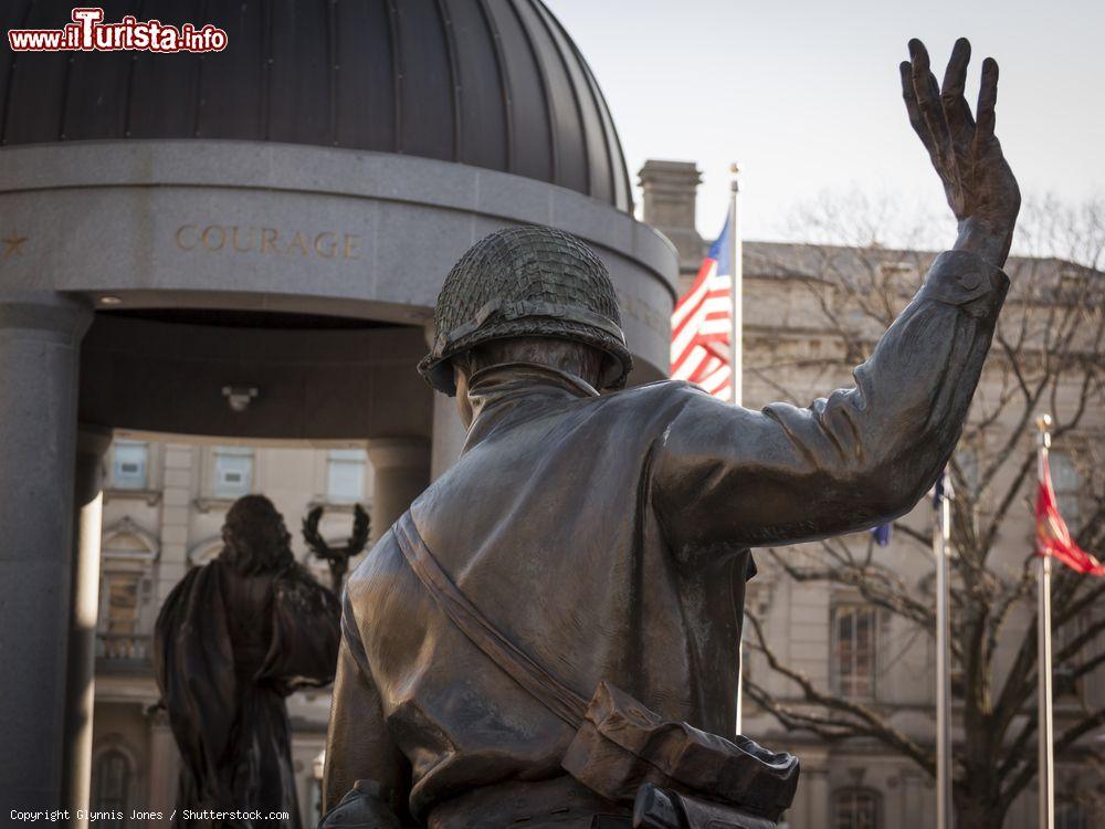 Immagine Particolare della scultura in bronzo del Soldato Solitario nei presso del New Jersey World War II Memorial a Trenton - © Glynnis Jones / Shutterstock.com