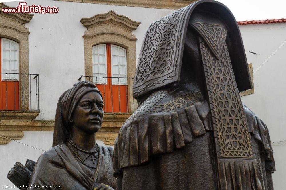 Immagine Particolare della scultura in bronzo di Jose Antonio Nobre a Miranda do Douro, Portogallo. Raffigura un uomo e una donna con indosso gli abiti tradizionali - © RnDmS / Shutterstock.com