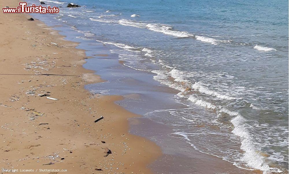 Immagine Particolare della spiaggia Due Pini sulla riviera occidentale di Rodi Garganico - © Lucamato / Shutterstock.com