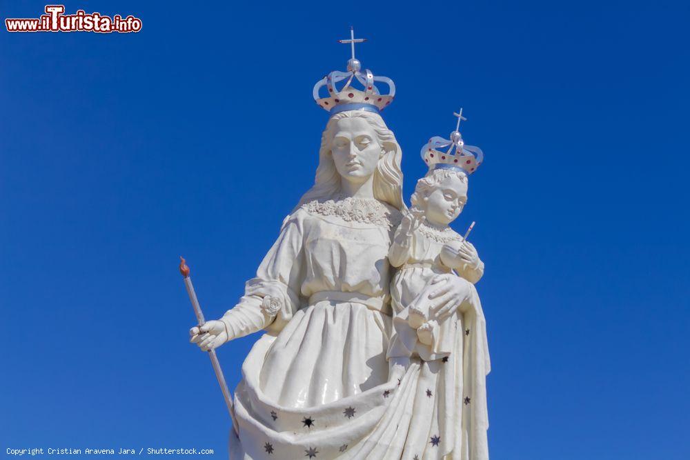 Immagine Particolare della statua della Madonna di Socavon a Oruro, Bolivia. Rappresenta la Vergine della Candelaria molto venerata soprattutto dai minatori boliviani - © Cristian Aravena Jara / Shutterstock.com
