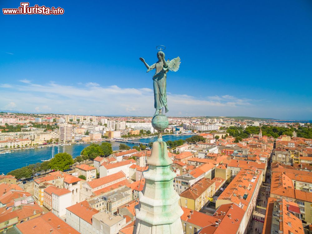 Immagine Particolare della statua dell'angelo sulla cima della cattedrale di Sant'Anastasia a Zara, Croazia.