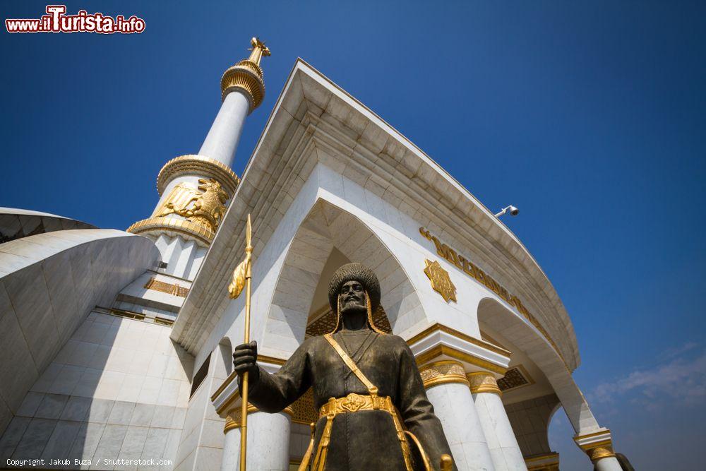 Immagine Particolare della statua di guardia a un monumento all'Independence Park di Ashgabat, Turkmenistan - © Jakub Buza / Shutterstock.com