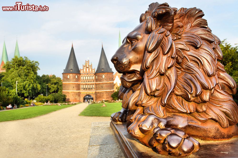 Immagine Particolare della statua di un leone nei pressi dell'Holstein Gate a Lubecca, Germania. Considerata l'emblea della città anseatica, questa porta fu innalzata a partire dal 1464 a difesa del porto. Oggi viene adibita a Museo della Storia di Lubecca.