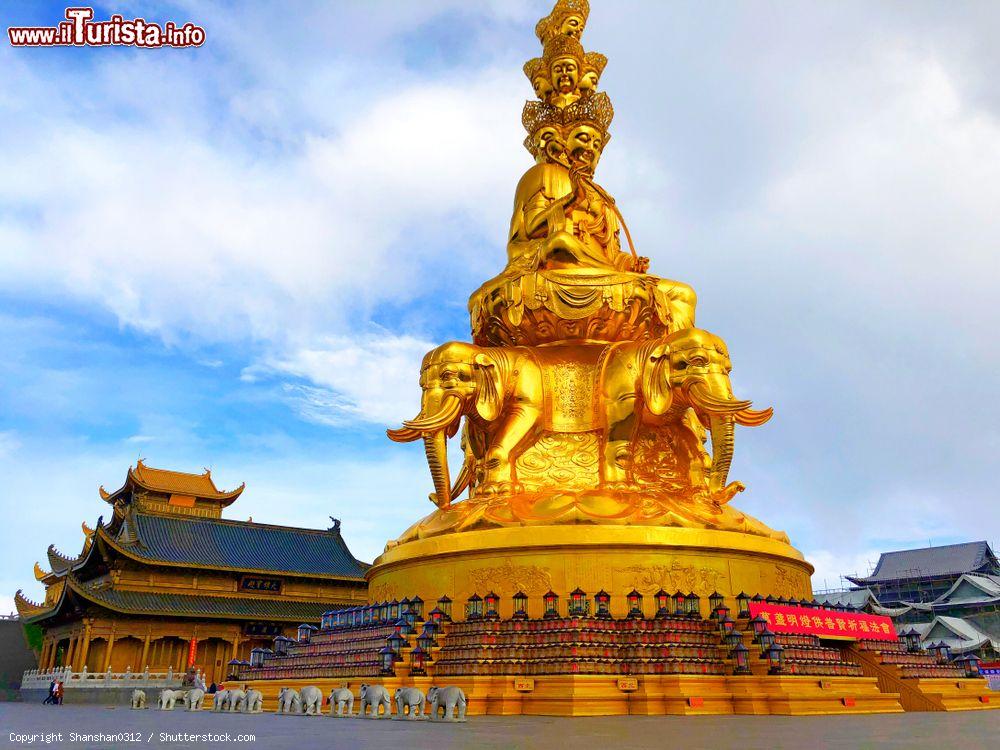 Immagine Particolare della statua dorata al monastero di Samantabhadra a Leshan, Cina - © Shanshan0312 / Shutterstock.com
