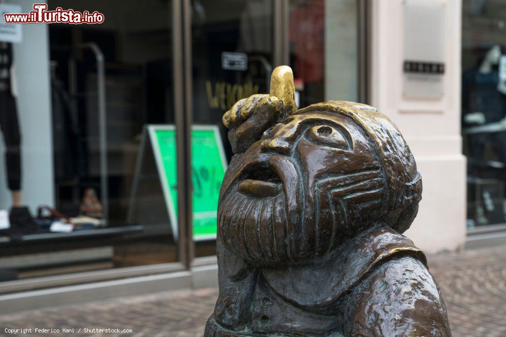 Immagine Particolare della statua in bronzo di uno gnomo nel centro di Klagebfurt, Carinizia (Austria) - © Federico Hani / Shutterstock.com