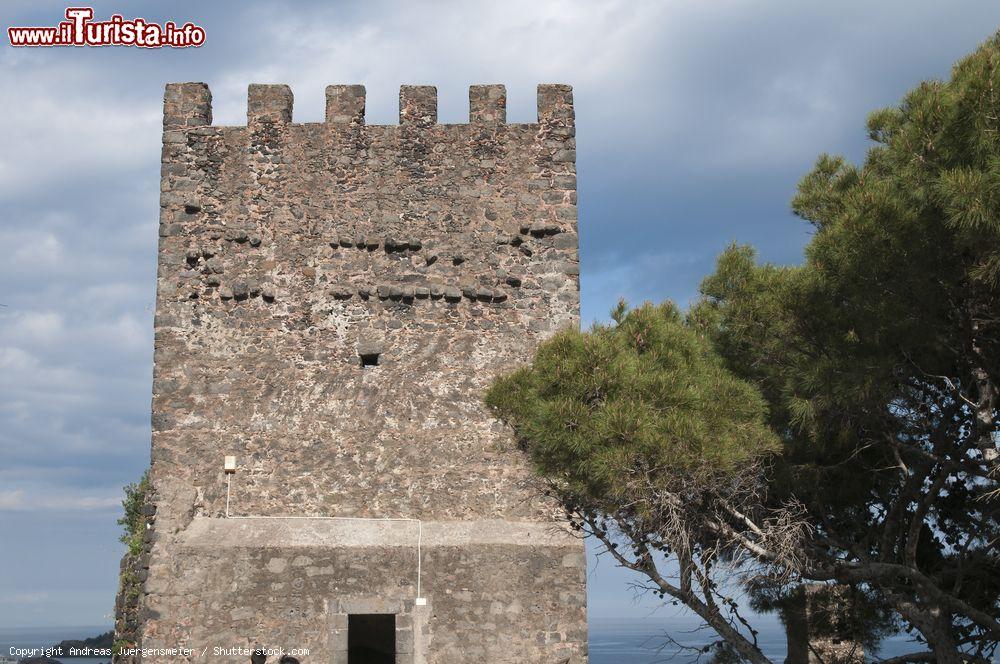 Immagine Particolare della torre al castello normanno di Aci Castello, Catania, Sicilia. Rocca imponente rude e suggestiva, questa fortificazione risale al 1076 - © Andreas Juergensmeier / Shutterstock.com
