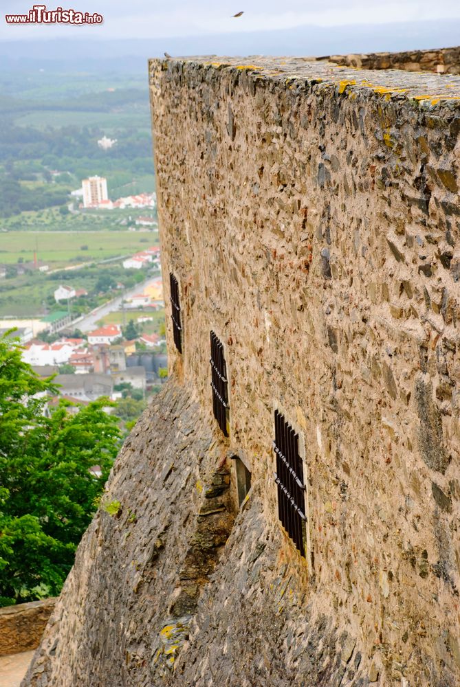 Immagine Particolare della torre del castello di Abrantes, Portogallo. E' considerata una delle più suggestive fortezze medievali di tutto il paese: alla torre si accede da una posizione elevata rispetto al terreno.