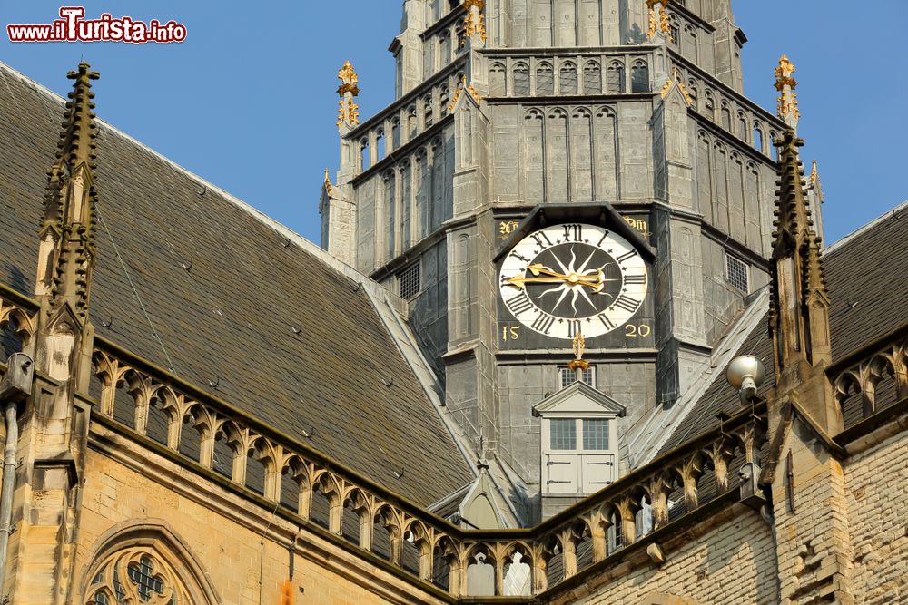 Immagine Particolare della torre dell'orologio della chiesa di San Bavone a Haarlem, Olanda.