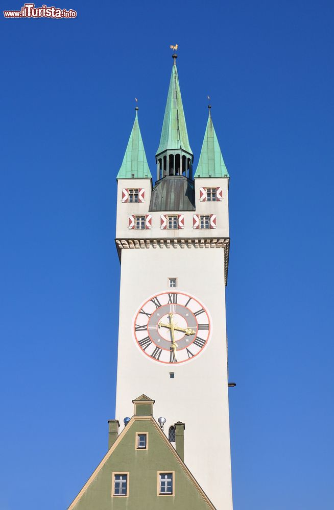 Immagine Particolare della Torre dell'Orologio nella città di Straubing, Baviera, Germania.
