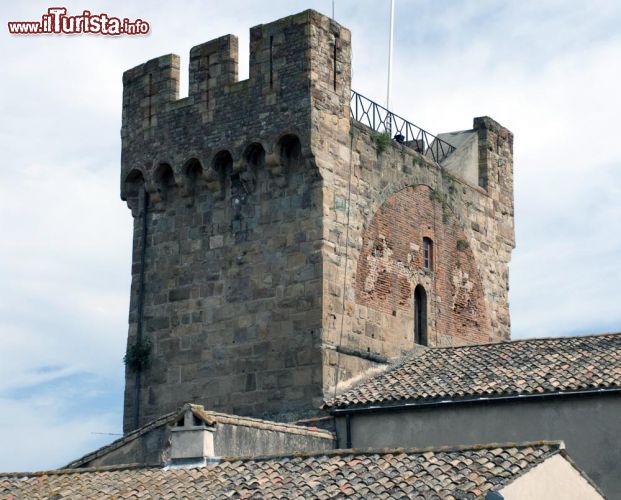Immagine Particolare della torre merlata al forte di Frejus, Costa Azzurra, Francia - © Daniel Leppens / Shutterstock.com