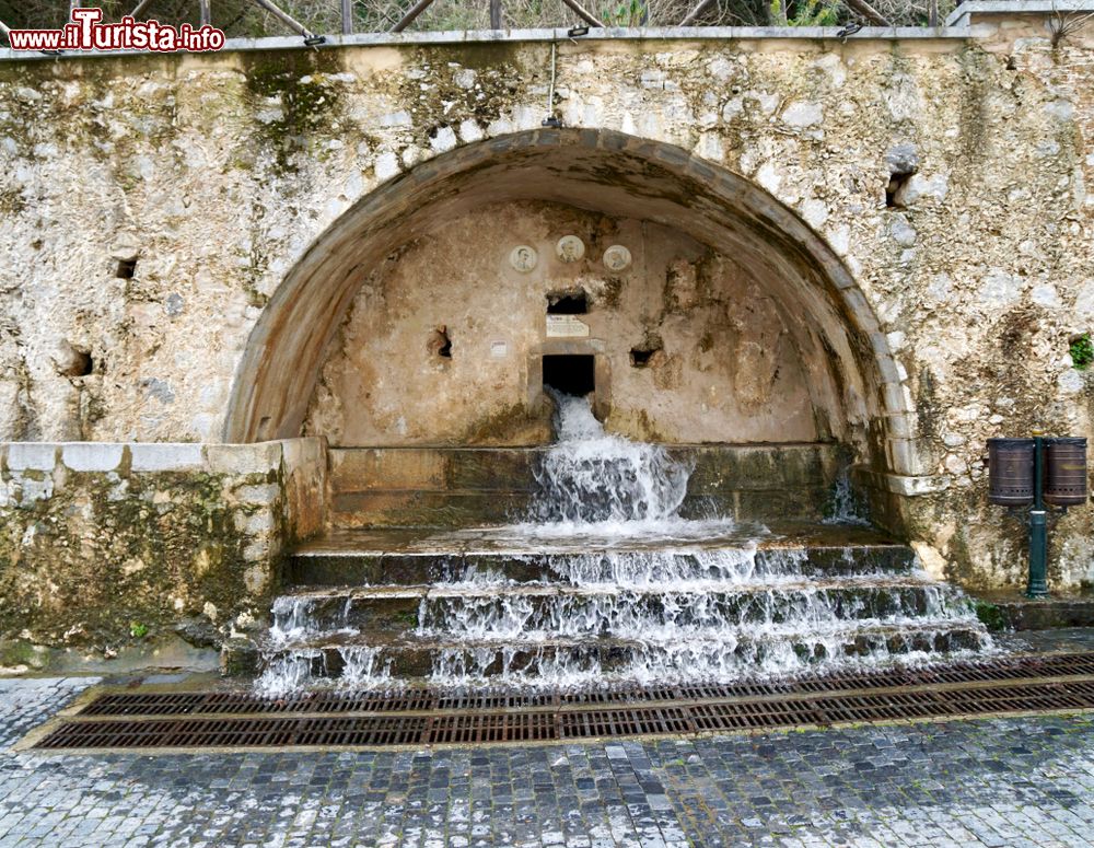 Immagine Particolare dell'acquedotto di Megali Vrysi a Krasi, plateau di Lassithi, isola di Creta (Grecia).