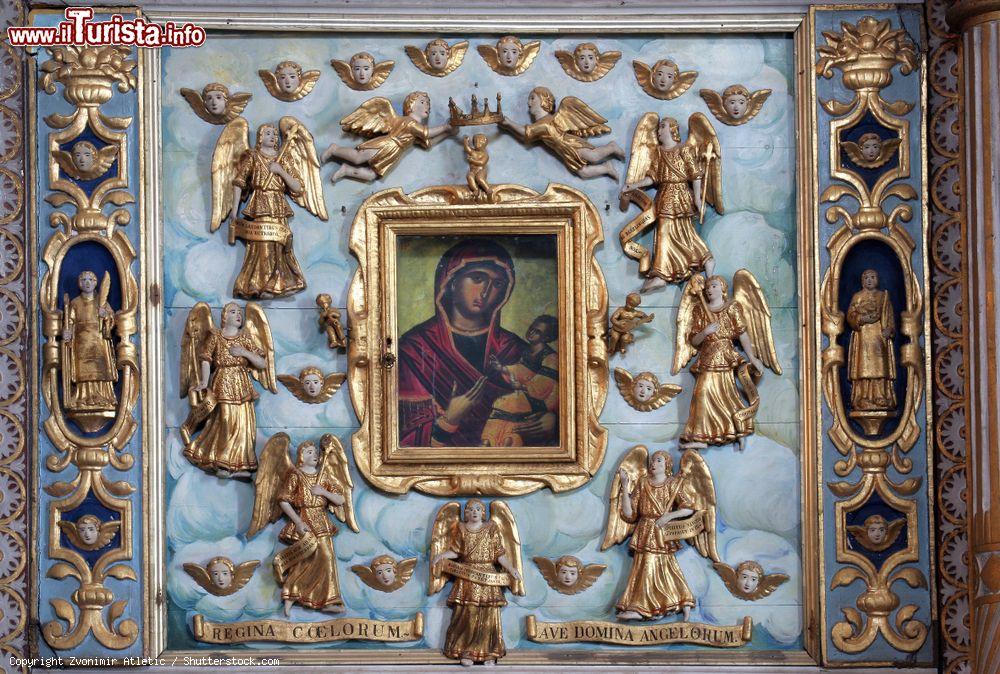 Immagine Particolare dell'altare nella chiesa di Nostra Signora degli Angeli a Orebic, Croazia - © Zvonimir Atletic / Shutterstock.com