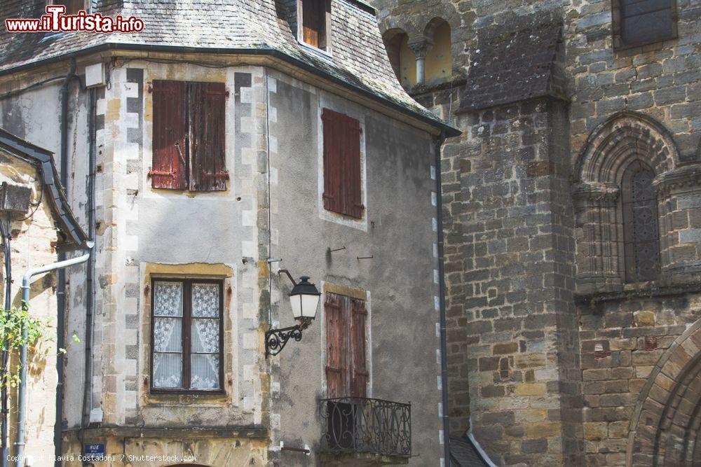 Immagine Particolare dell'architettura di una casa nel cuore di Beaulieu-sur-Dordogne, Francia - © Flavia Costadoni / Shutterstock.com