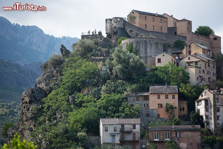 Immagine Particolare di Corte: le case arroccate sulla montagna, in un giorno di nuvole - questa splendida cittadina di montagna, oltre ad essere situata nel cuore geografico della Corsica, ne è a tutti gli effetti anche il cuore "nazionale", in quanto, proprio qui, nel 1755, fu fondato il governo indipendente corso e fu contestualmente redatta una delle prime costituzioni democratiche del mondo. 