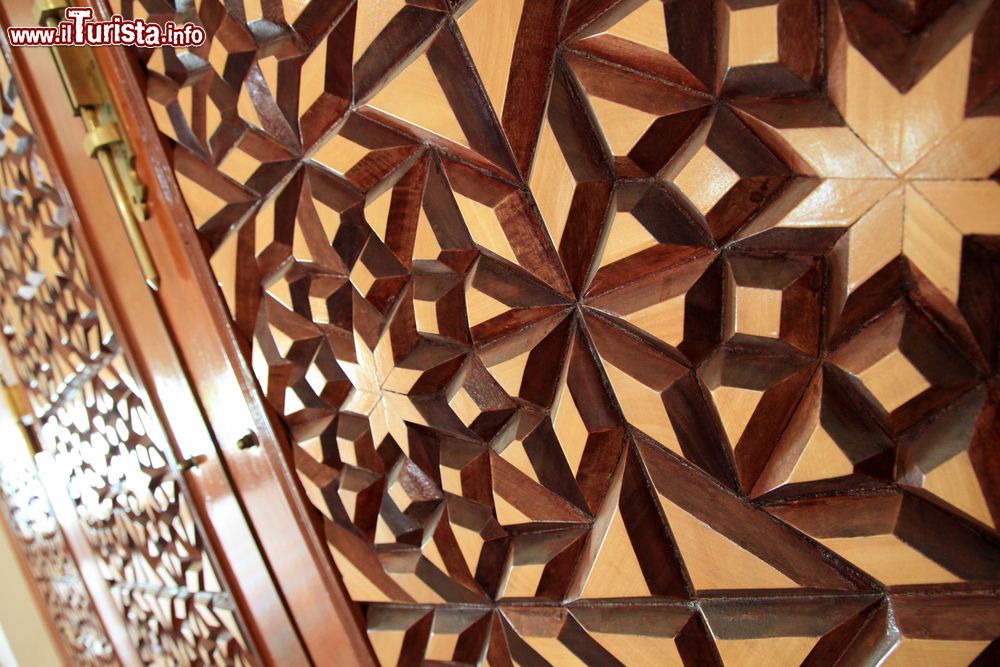 Immagine Particolare delle decorazioni alla Gaddafi Mosque di Kampala, Uganda: una porta in legno finemente lavorata con intarsi.