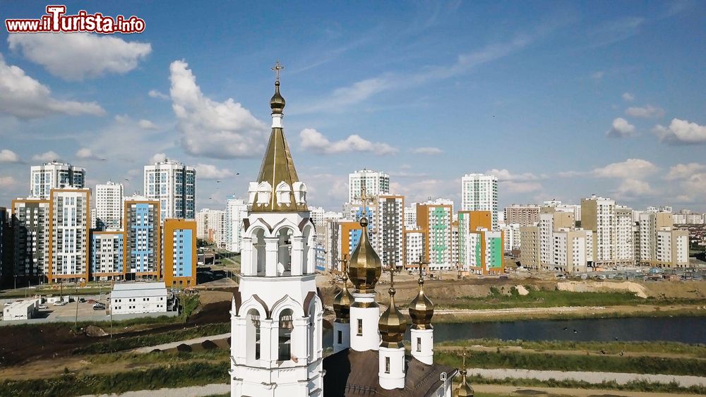 Immagine Particolare delle guglie della chiesa dell'Annunciazione dei Santi Costruttori a Ekaterinburg, Russia.