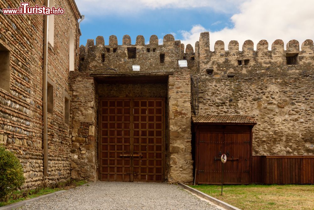 Immagine Particolare delle mura del centro di Mtskheta che circondano la Cattedrale della città della Georgia