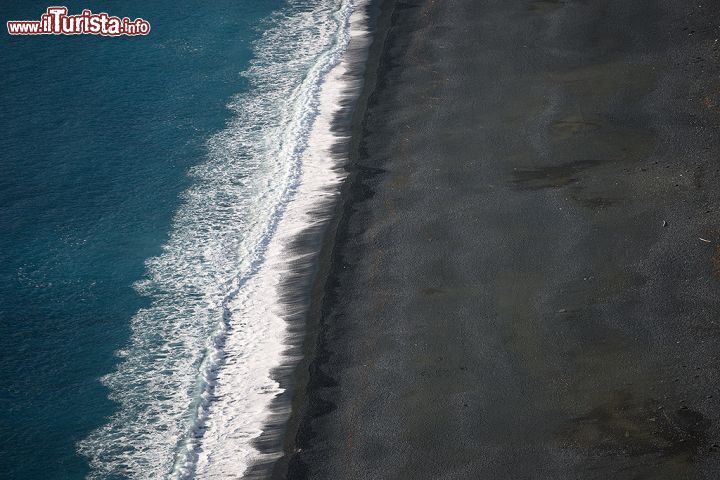 Immagine Le rocce vulcaniche hanno creato la spettacolare tonalità della spiaggia nera di Nonza, una delle attrazioni della Corsica