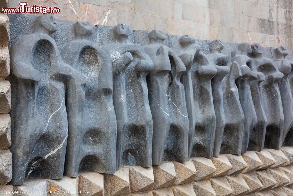 Immagine Particolare delle statue del santuario di Arantzazu, Paesi Baschi, Spagna. A crearle è stato l'artista Jorge Oteiza - © Francisco Javier Gil / Shutterstock.com