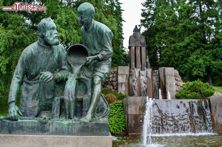 Immagine Particolare delle statue di Nasi Park a Tampere, Finlandia - Un dettaglio delle sculture che abbelliscono Nasi Park, una delle aree verdi urbane più frequentate di Tampere © Byelikova Oksana / Shutterstock.com