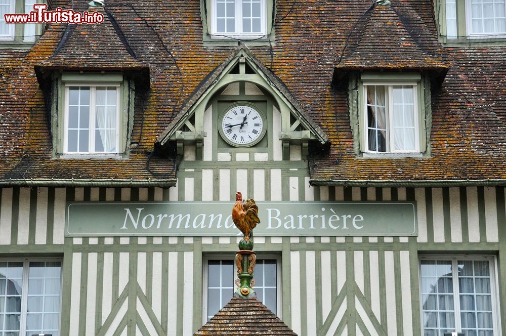 Immagine Particolare dell'Hotel Normandy Barriere a Deauville, Francia: decorazione a strisce verdi e orologio sulla facciata.