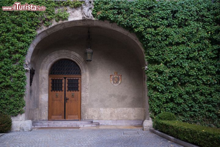 Immagine Particolare dell'ingresso al castello di Sigmaringen, Germania -  La porta d'ingresso al castello della città incorniciata da stemmi, decorazioni scultoree e vegetazione © mango-two-friendly / Shutterstock.com