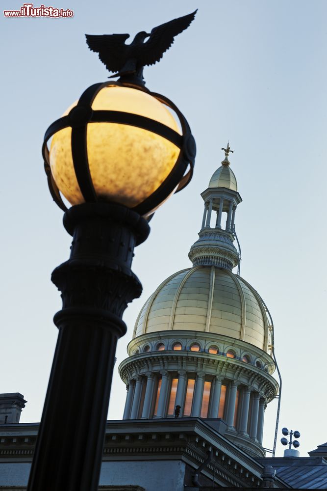 Immagine Particolare dello State Capitol Building a Trenton con un lampione da strada (New Jersey).