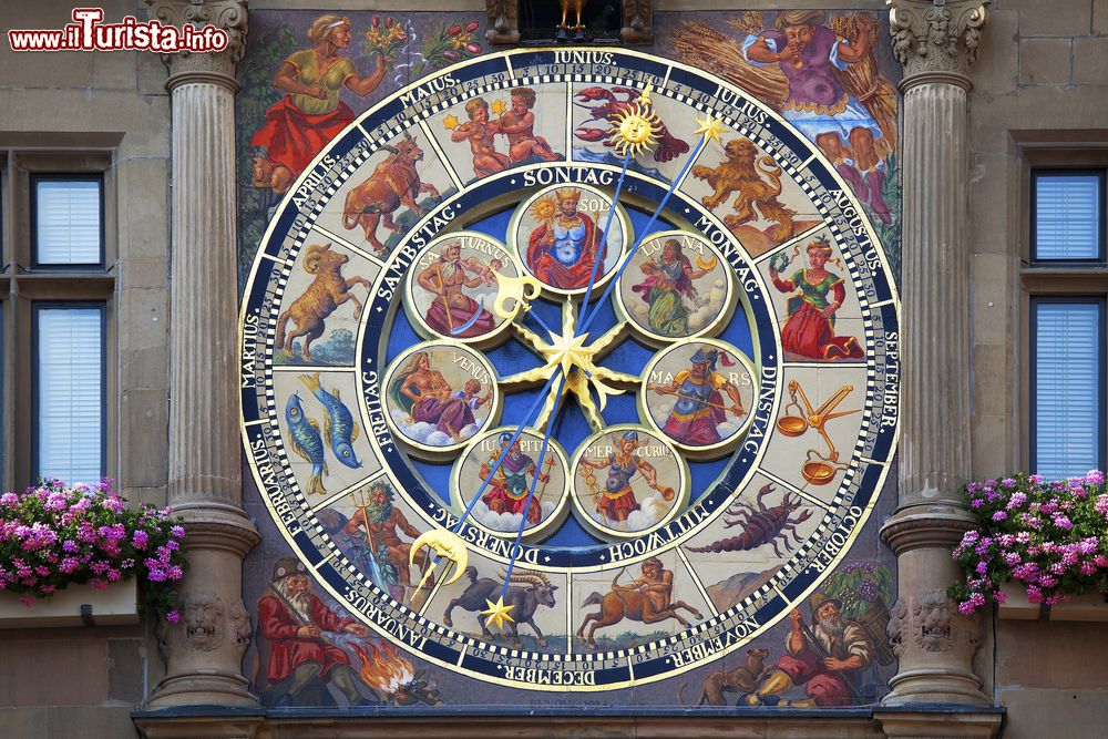 Immagine Particolare dell'orologio astronomico di Heilbronn, Germania. Sul quadrante colorato sono raffigurati i giorni, i mesi e i pianeti.