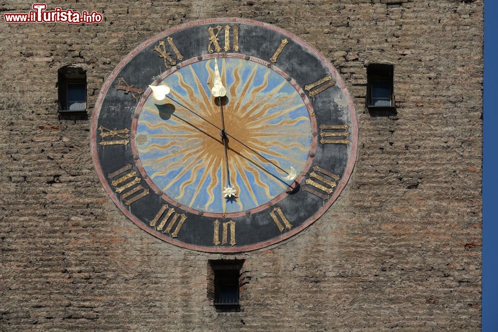 Immagine Particolare dell'orologio della Schmalzturm a Landsberg am Lech, Germania. La sua costruzione risale al XIII° secolo e fa parte della cinta muraria più antica della città.