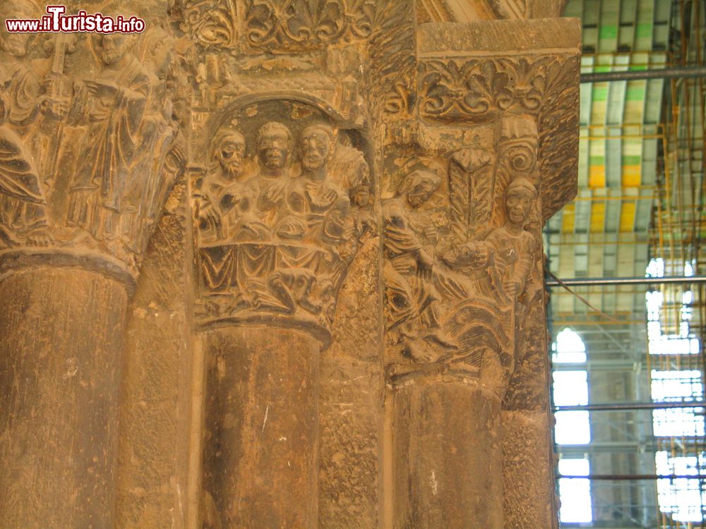 Immagine Particolare di capitelli scolpiti in una chiesa di Tudela, Spagna.
